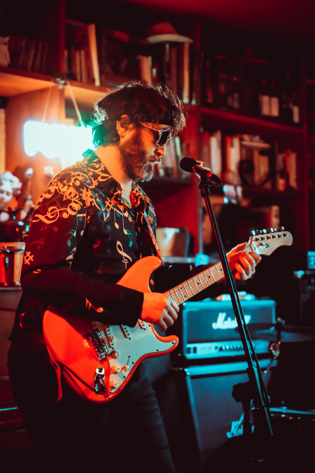 Sébastien Ciattoni, professeur de musique et fondateur de l'association F.R.A.Y.S, joue de la guitare électrique sur scène devant son ampli